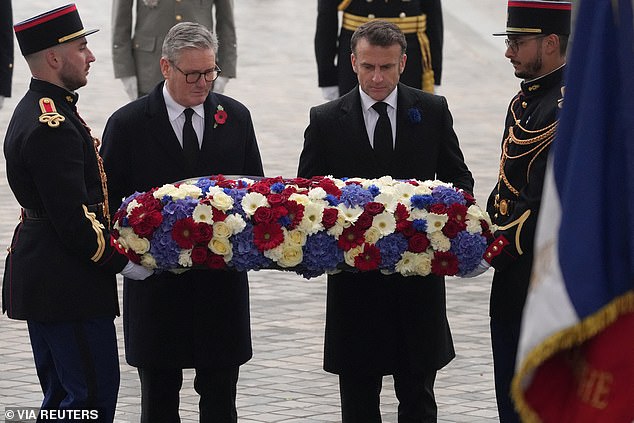 Starmer dan Macron meletakkan karangan bunga besar di Arc de Triomphe pada upacara peringatan hari ini