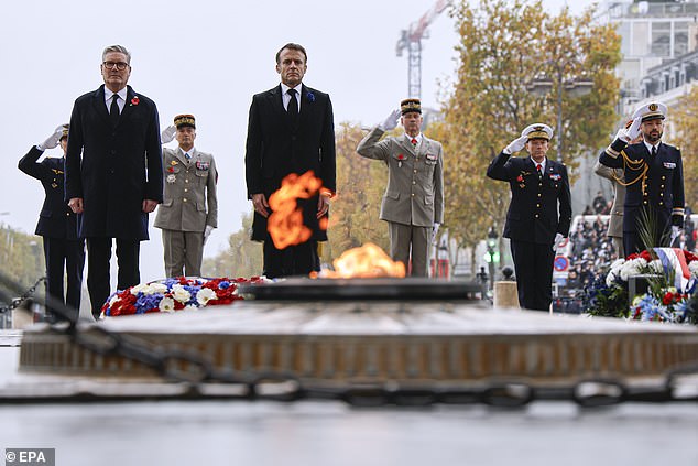 Starmer, Macron dan perwakilan Angkatan Bersenjata Prancis memberikan penghormatan kepada tentara yang tewas di Paris pada hari Senin