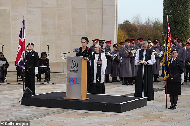 Sophie, Duchess of Edinburgh berbicara pada perayaan Hari Gencatan Senjata di National Memorial Arboretum pada 11 November 2024 di Alrewas, Staffordshire