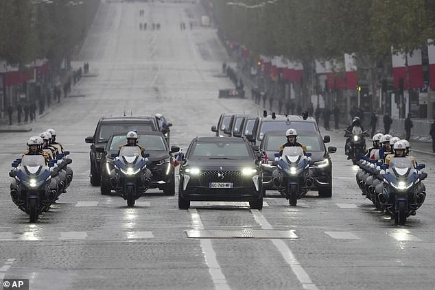 Iring-iringan mobil yang membawa Presiden Prancis Emmanuel Macron dan Perdana Menteri Inggris Keir Starmer mendaki Champs-Elysées