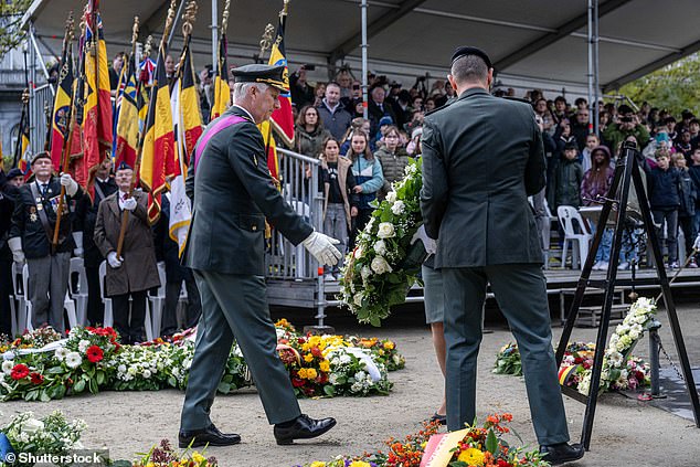 Raja Philip dari Belgia meletakkan karangan bunga saat upacara peringatan di Brussels