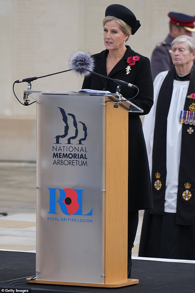 Duchess of Edinburgh berbicara dalam upacara di National Memorial Arboretum pada Senin pagi