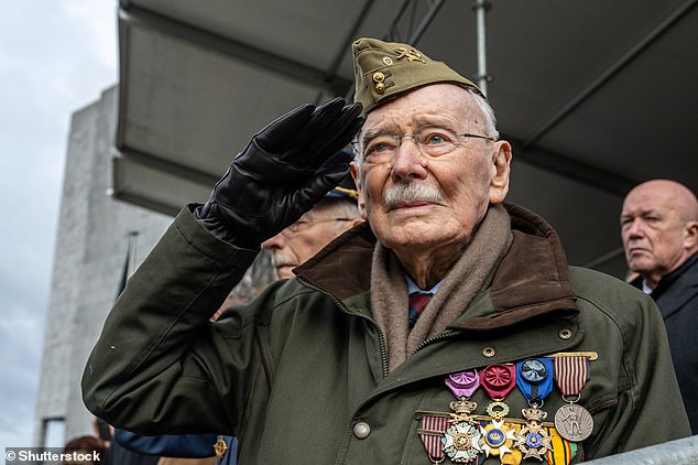 Seorang veteran memberi hormat pada peringatan gencatan senjata di monumen 'Makam Prajurit Tak Dikenal' di Brussels