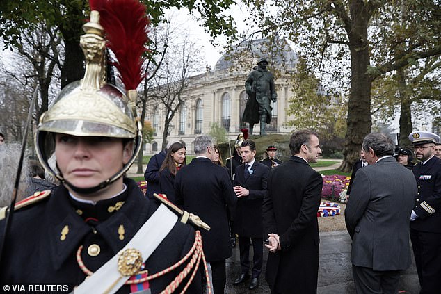 Macron dan Starmer juga menghadiri upacara peletakan karangan bunga di patung Georges Clemenceau