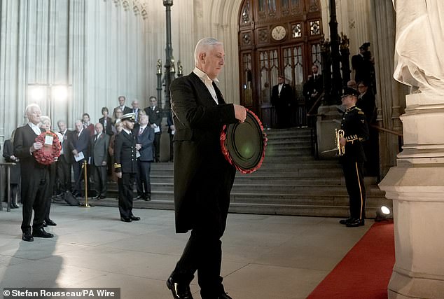 Ketua House of Commons Sir Lindsay Hoyle meletakkan karangan bunga di Westminster Hall di London dalam upacara memperingati Hari Gencatan Senjata