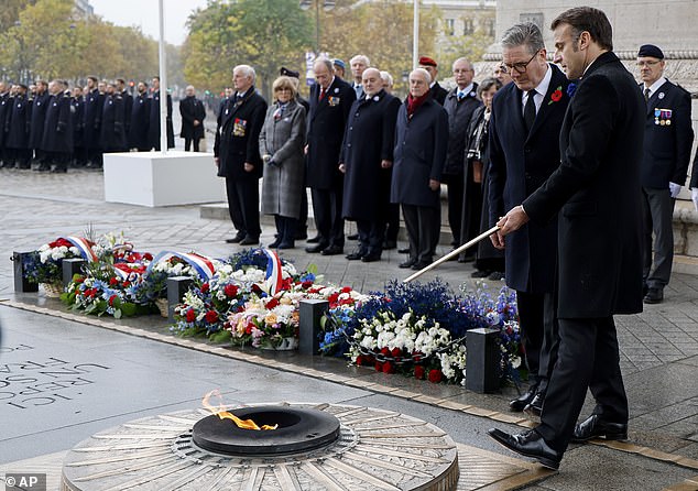 Di Paris, nyala api dinyalakan di Arc de Triomphe sebagai bagian dari upacara peringatan