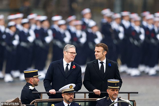 Macron dan Starmer melewati jalan-jalan Paris dengan mengendarai jip angkatan bersenjata