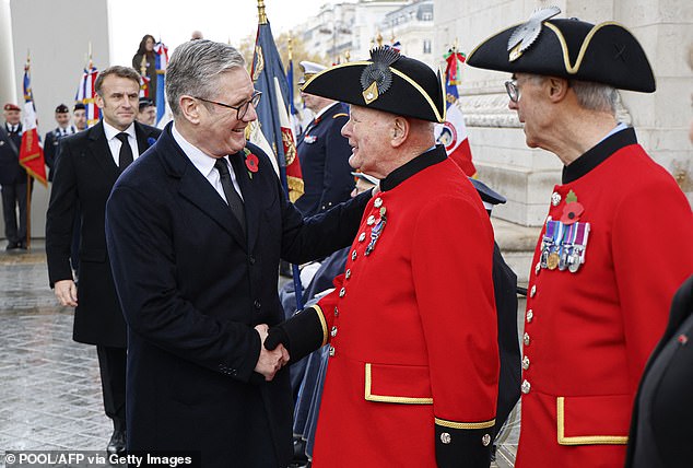 Starmer menyapa anggota organisasi veteran Chelsea Pensioners