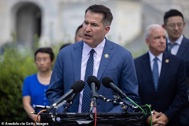 Perwakilan Demokrat Seth Moulton adalah satu-satunya suara di partainya yang menentang sikap liberal terhadap atlet transgender dalam olahraga putri dan putri.