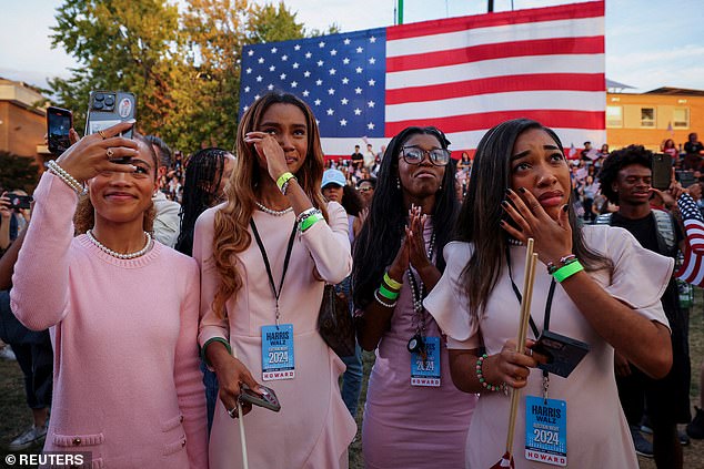 para pendukung bereaksi ketika yang lain mengambil selfie ketika Wakil Presiden Partai Demokrat AS Kamala Harris menyampaikan pidatonya, mengakui kekalahan dalam pemilihan presiden AS tahun 2024