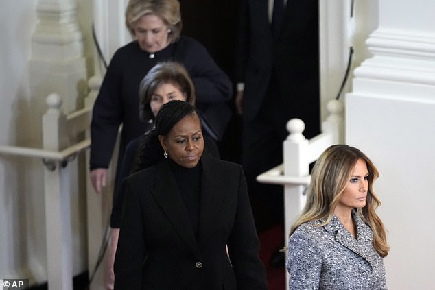 Terakhir kali Jill Biden dan Melania Trump bertemu adalah di pemakaman Rosalynn Carter pada November tahun lalu – Melania Trump, Michelle Obama, Laura Bush, dan Hillary Clinton terlihat memasuki pemakaman