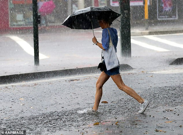 Hujan lebat kemungkinan besar terjadi di Melbourne dan Sydney, sementara 'badai petir hebat' - disertai hujan lebat, banjir bandang, dan angin kencang - diperkirakan akan melanda Australia tengah, Queensland tenggara, dan NSW timur laut.