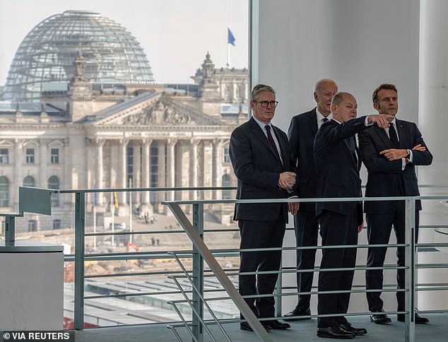 Sir Keir berfoto bersama Macron, Presiden AS Joe Biden dan Kanselir Jerman Olaf Scholz di Berlin pada 18 Oktober