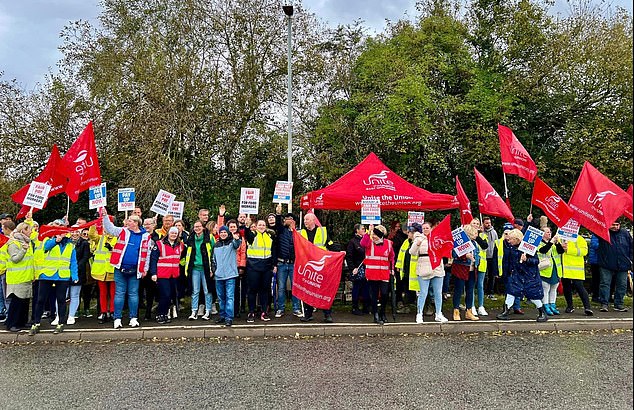 Pekerja dari Bakkavor di East Midlands terlihat di barisan piket pada bulan September saat mereka terus berjuang untuk kenaikan gaji