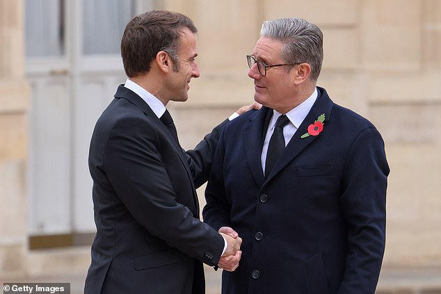 Keir Starmer dan Emmanuel Macron berjanji untuk menempatkan Ukraina pada “posisi terkuat” hari ini ketika mereka mengadakan pembicaraan menyusul kemenangan besar Donald Trump dalam pemilu.