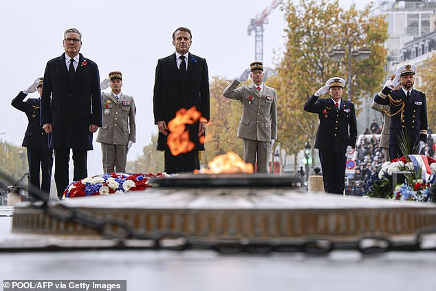 Keir Starmer dan Emmanuel Macron berdiri di depan Makam Prajurit Tak Dikenal di Place de l'Etoile di Paris hari ini