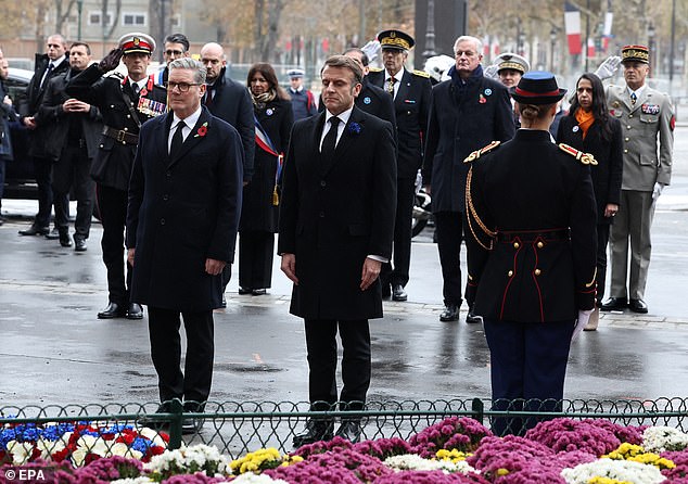 Para pemimpin meletakkan karangan bunga di depan patung Georges Clemenceau di Champs Elysees