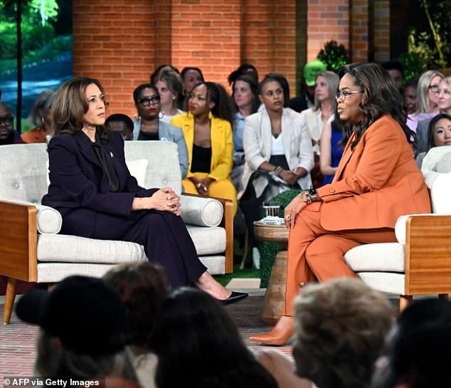 Kamala Harris bergabung dengan Oprah di rapat umum Unite for America yang disiarkan langsung di Michigan pada bulan September