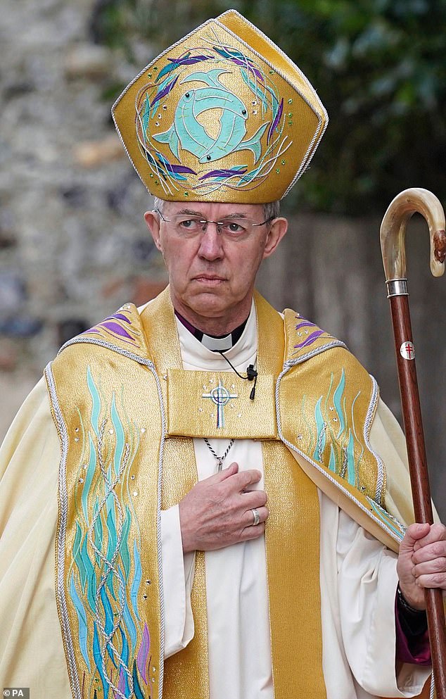 Uskup Agung Canterbury, Justin Welby, menjadi sukarelawan sebagai petugas asrama selama beberapa tahun di perkemahan musim panas Smith's Iwerne Trust Christian.