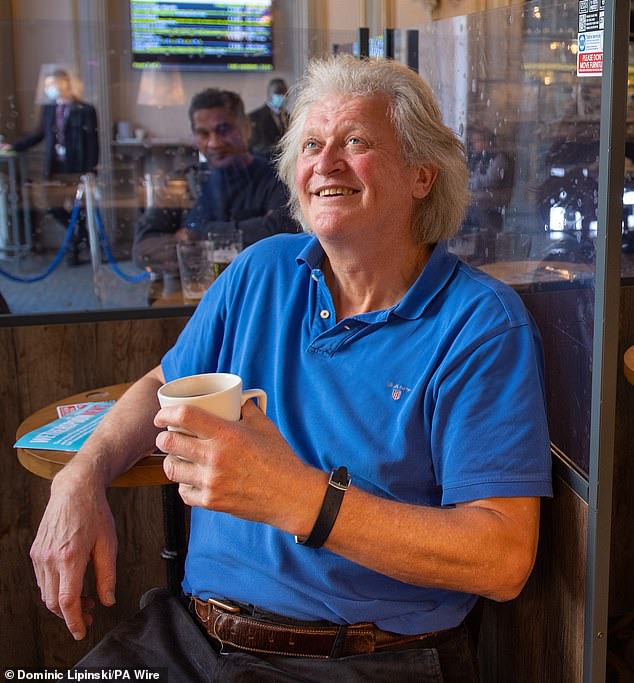 Bos JD Wetherspoon, Tim Martin baru-baru ini merayakan keuntungan yang melampaui ekspektasi untuk minumannya, yang menghasilkan laba sebelum pajak sebesar £73,9 juta - mengalahkan perkiraan £72 juta - pada tahun yang berakhir 28 Juli.