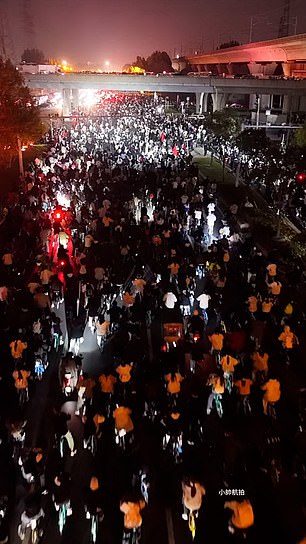 Pihak berwenang, yang telah lama khawatir akan berkumpulnya anak-anak muda, pada awalnya menyambut baik pesta pora yang sehat tersebut namun kemudian memberlakukan pembatasan lalu lintas, dengan alasan kekacauan lalu lintas dan masalah keselamatan.