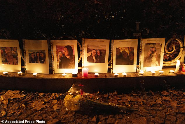 Foto Michalski saat menyalakan lilin di Budapest pada hari Sabtu