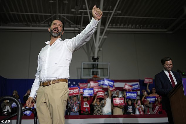 Don Jr telah berulang kali mengatakan dia tidak berniat mengambil posisi di Gedung Putih. Foto: Putra sulung Donald Trump berkampanye bersama Wakil Presiden terpilih JD Vance di Las Vegas, Nevada pada 2 November 2024