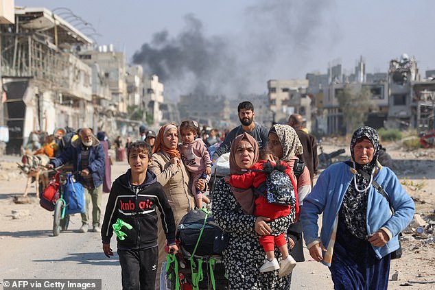 Warga Palestina yang mengungsi dari tempat penampungan di Beit Hanoun melintasi jalan utama dari Salaheddine ke Jabalia di Jalur Gaza utara menyusul perintah evakuasi dari tentara Israel pada 12 November 2024