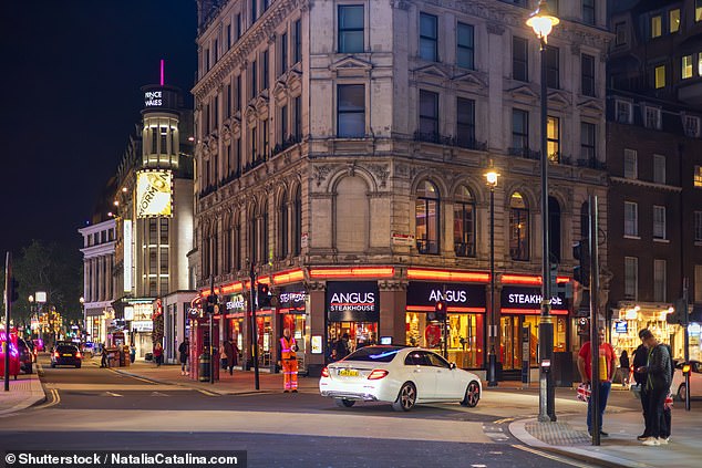 Para saksi mata melaporkan kendaraan tersebut menaiki trotoar sebelum memasuki restoran di kawasan Piccadilly Circus yang sibuk pada pukul 18.50. (Gambar file Angus Steakhouse tempat mobilnya jatuh)