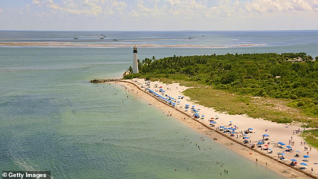 Key Biscayne, yang terletak di pulau penghalang di seberang Rickenbacker Causeway dari Miami, digambarkan sebagai “oasis pantai berpasir, cagar alam, dan restoran dengan pemandangan menakjubkan.”