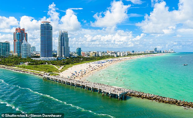 Polisi Miami Beach merespons South Pointe Park sekitar jam 6 sore pada hari Sabtu setelah menerima laporan tentang dua perenang dalam kesulitan.