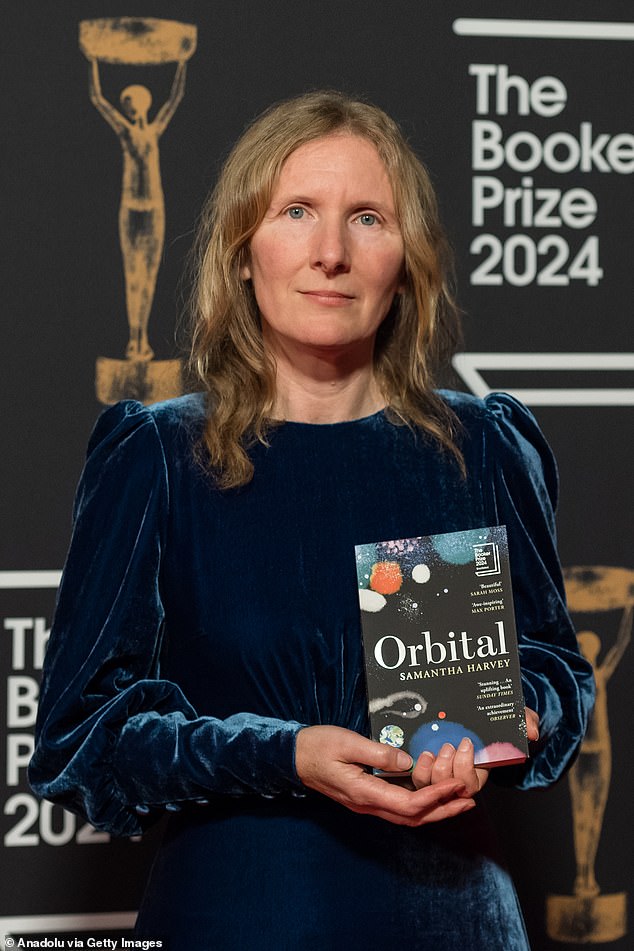 Buku Orbital karya Samantha Harvey, tentang astronot yang melihat kembali ke Bumi, dinobatkan sebagai pemenang hadiah dan piala senilai £50.000 pada sebuah upacara yang diadakan di Old Billingsgate di Kota London.