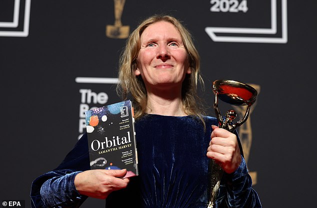 Novelis Inggris Samantha Harvey, penulis 'Orbital', memegang piala dan salinan novelnya setelah memenangkan Booker Prize 2024