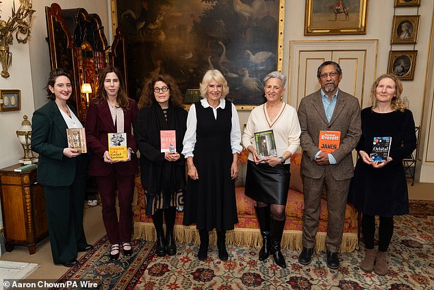 Yael van der Wouden, Rachel Kushner, Anne Michaels, Queen Camilla, Charlotte Wood, Percival Everett dan Samantha Harvey saat resepsi Booker Prize Foundation di Clarence House