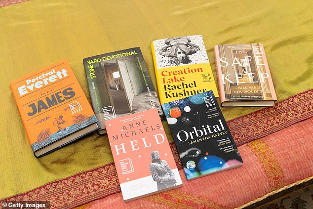 Buku-buku pilihan dipamerkan pada resepsi The Booker Prize Foundation di Clarence House