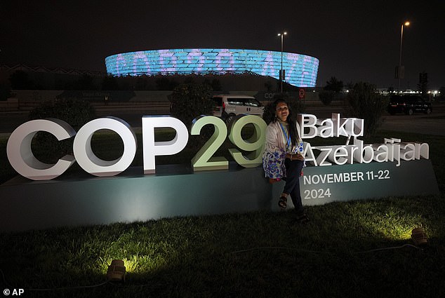 Perdana Menteri adalah satu-satunya perdana menteri dari negara-negara terkaya Azerbaijan yang hadir pada pertemuan tahunan tersebut. Dalam foto tersebut, seorang peserta berpose dengan tanda COP29