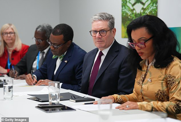 Keir Starmer, dalam foto sedang mengadakan pertemuan meja bundar keuangan, menegaskan bahwa Inggris dapat memimpin upaya mengatasi perubahan iklim saat ia menghadiri KTT COP29 hari ini