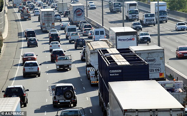 Penelitian terbaru yang dilakukan oleh perusahaan asuransi AAMI menemukan bahwa pengemudi yang berusia di atas 65 tahun lebih mungkin terlibat dalam kecelakaan mobil dan bertanggung jawab atas 26% dari seluruh kecelakaan (saham)