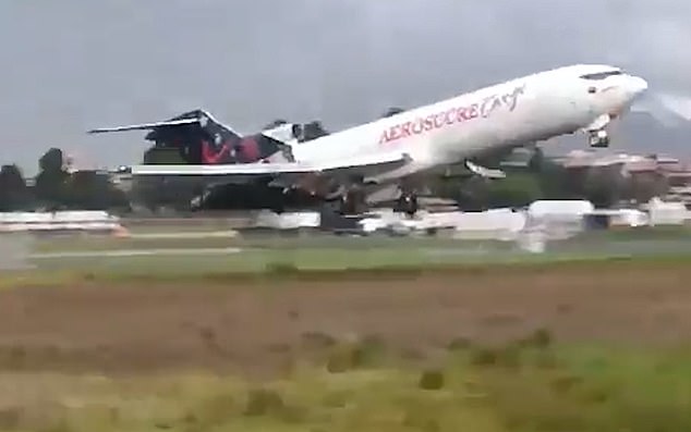 Meski terkena dampak, pilot berhasil mencapai ketinggian dan tetap terbang selama lebih dari satu jam.