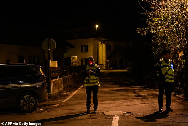 Polisi Prancis berjaga di pintu masuk jalan, dekat tempat tiga anak ditemukan tewas, di Taninges, Prancis timur, pada 12 November 2024