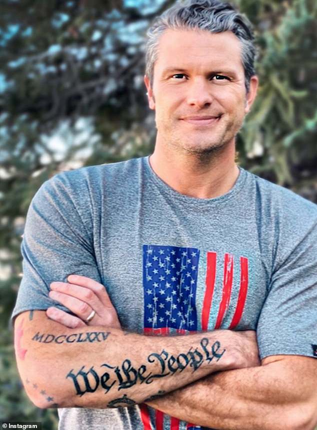 Gambar dari akun Instagram Hegseth ini memperlihatkan dia berpose dengan kaos bergambar bendera Amerika. Hegseth sebelumnya mengkritik gagasan bahwa perempuan harus diperbolehkan berperang