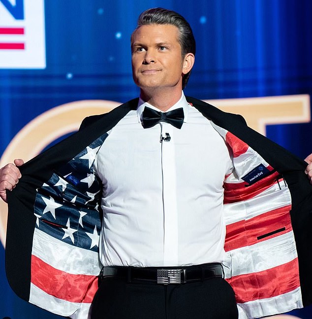 Hegseth terlihat mengenakan tuksedo lengkap dengan bendera Amerika di bagian gesper ikat pinggangnya dan jaket custom yang memiliki bendera sebagai lapisan dalam.