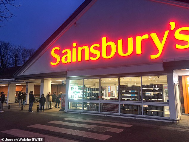 Sainsbury's (gambar stok) telah setuju untuk mengakuisisi 10 toko Homebase dan mengubahnya menjadi supermarket, dalam kesepakatan yang diperkirakan akan menciptakan sekitar 1.000 lapangan kerja baru