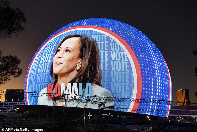 Kamala Harris memasang iklan di Sphere sehari sebelum Hari Pemilihan. Trump International Hotel terlihat di latar belakang