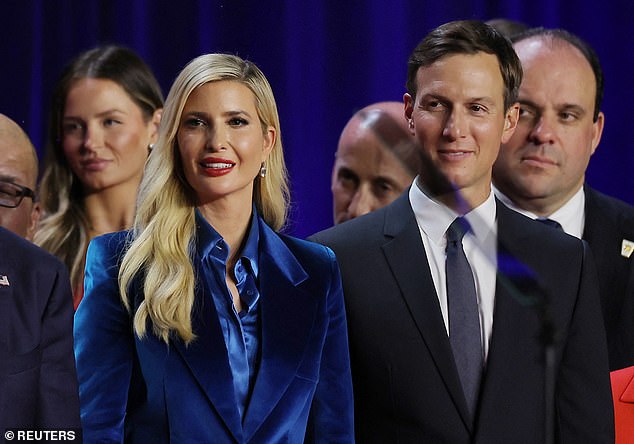 Jared Kushner dan istrinya Ivanka menyaksikan kandidat presiden dari Partai Republik Trump berbicara