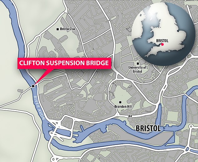 Terletak 101 meter di atas Avon Gorge, membentang 414 meter antara Bristol dan Leigh Woods di North Somerset.