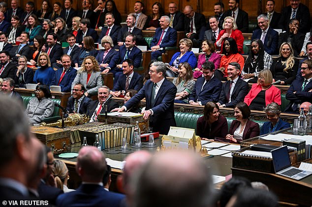 Keir Starmer berdiri di depan anggota Partai Buruh di kotak pengiriman di House of Commons