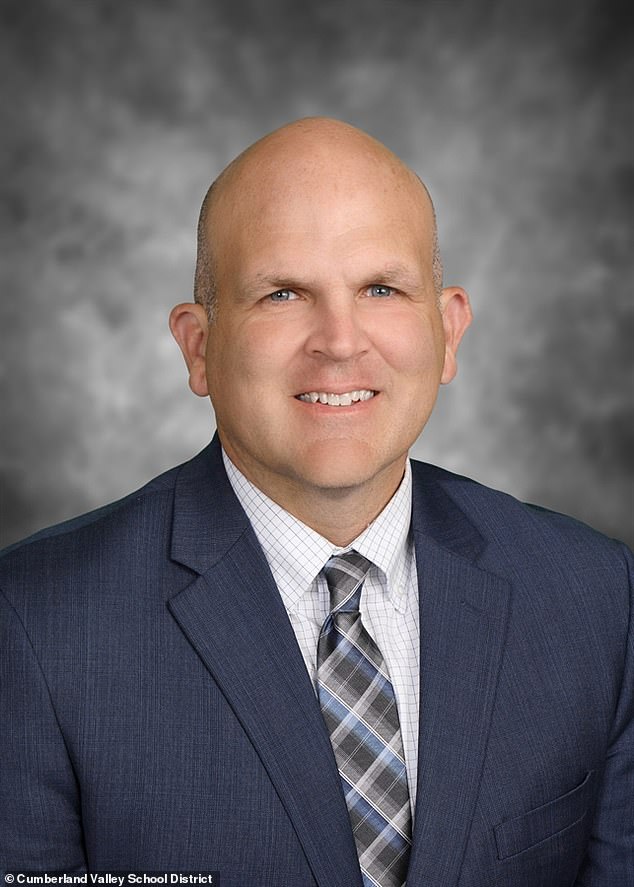 Menanggapi tuduhan awal penindasan dan diskriminasi yang diajukan sebelum gugatan, Cumberland School District menutup penyelidikan pada bulan Oktober. (Foto: Dr. Mark A. Blanchard, Pengawas Distrik Sekolah Cumberland Valley)