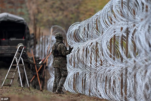 Tentara Polandia mulai memasang penghalang kawat berduri di sepanjang perbatasan Polandia dengan eksklave Kaliningrad Rusia pada November 2022