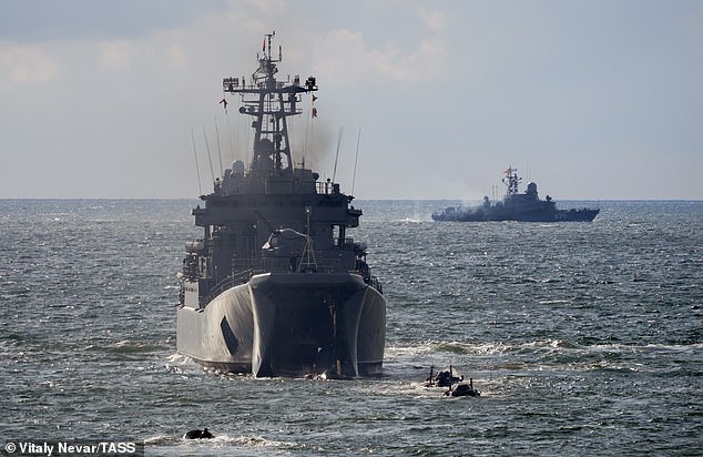 Kapal pendarat besar Minsk mengambil bagian dalam latihan pendaratan amfibi yang dilakukan oleh unit infanteri angkatan laut Baltik Rusia dan Armada Utara di lepas pantai Kaliningrad di Laut Baltik